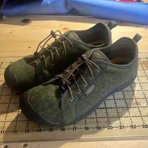 Keen Moss Green felt Howser lace.